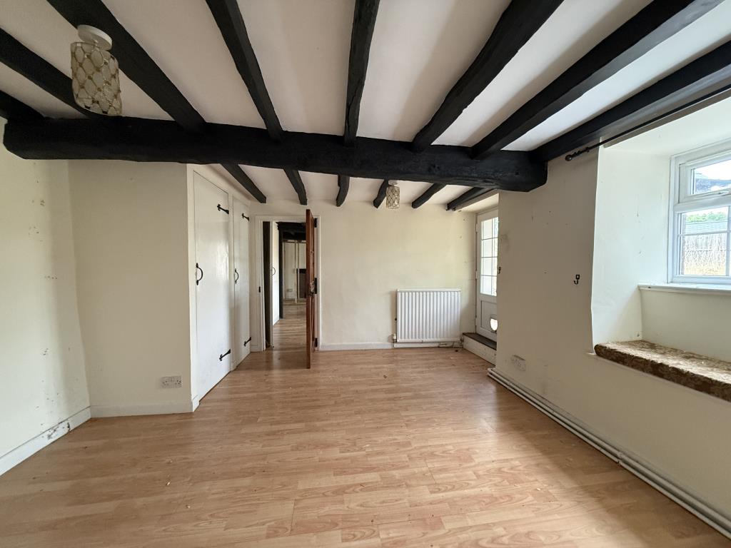 Lot: 77 - FOUR-BEDROOM COTTAGE REQUIRING MODERNISATION - Reception room